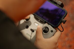 mengoperasikan drone profesional untuk layanan jasa video drone bali