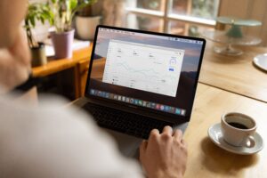 Tim spesialis Mayaloka Digital sedang merancang strategi konten pada layanan jasa kelola sosial media