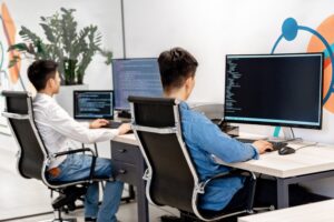 Tim programmer sedang mengerjakan proyek jasa aplikasi di bali